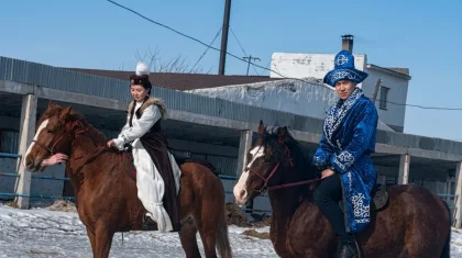 Если догонит – получает право на поцелуй: сотрудники акмолинской колонии играли в «Қыз қуу»