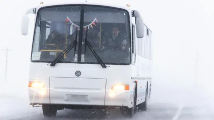 Водитель рейсового автобуса бросил пассажиров с детьми в степи и вернулся в Актобе
