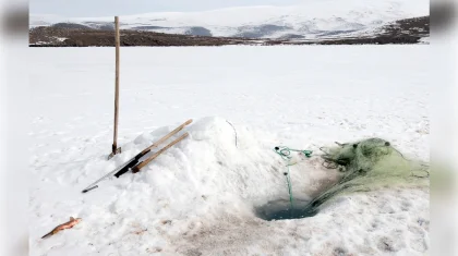 Два рыбака провалились под лед на водохранилище в Костанайской области