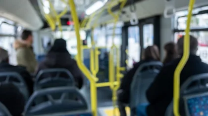 Пристававшего к детям в автобусе мужчину и ударившего его парня наказали в Усть-Каменогорске