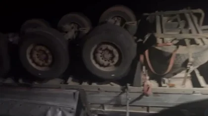 Фура опрокинулась и придавила встречное авто: массовое ДТП в области Жетысу (ВИДЕО)