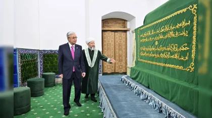 Токаев посетил мавзолей Ходжи Ахмеда Яссауи