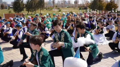 Полмиллиона детей одновременно сыграли на домбре по всему Казахстану