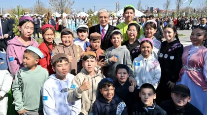 Токаев принял участие в народных гуляньях по случаю праздника Наурыз (ФОТО)