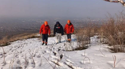 Двое вышли встречать эвакуатор и заблудились в горах в Алматинской области