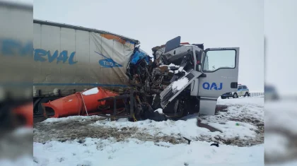 Грузовик Volvo столкнулся с дорожным погрузчиком на трассе Астана - Петропавловск