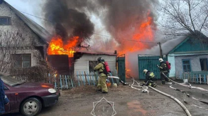 Женщину спасли из горящего дома в Уральске (ВИДЕО)