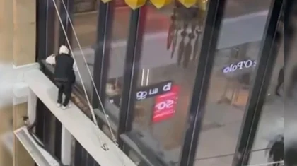 Подросток упал с высоты в ТРЦ в Атырау (ВИДЕО)