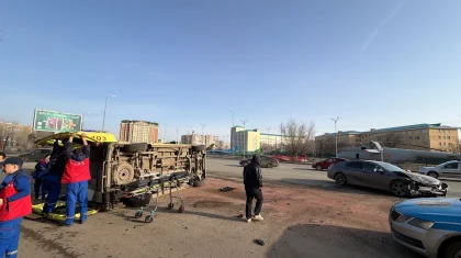 Скорая с беременной перевернулась после ДТП в Актобе