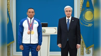 Токаев наградил чемпиона ХІV зимних Паралимпийских игр Ербола Хамитова