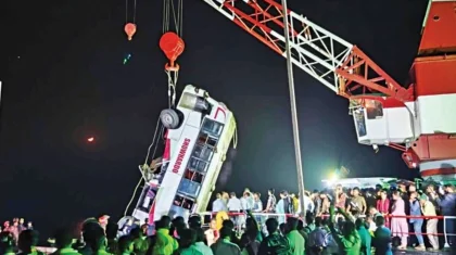 Автобус с пассажирами упал в реку в Бангладеш: найдены тела погибших (ВИДЕО)