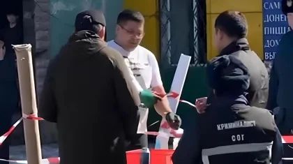 Мужчина облил себя бензином и угрожал самосожжением у рынка в Караганде (ВИДЕО)