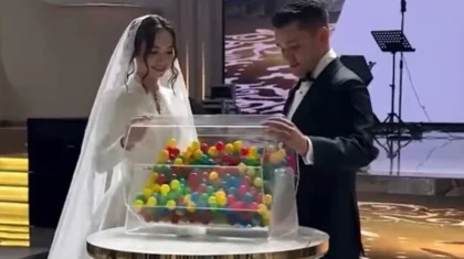 Певцы Жанболат и Жазира разыграли автомобиль на свадьбе сына (ВИДЕО)