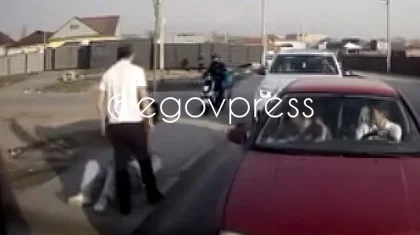 Трое мужчин напали на парня в Алматы: дорожный конфликт сняли на видео