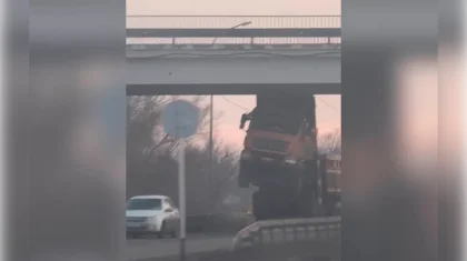 Грузовик врезался в мост на выезде из Костаная (ВИДЕО)