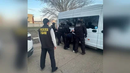 Агрессия и сопротивление: задержание группы мужчин сняли на видео в ЗКО