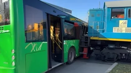 Поезд столкнулся с автобусом близ Алматы, есть пострадавшие