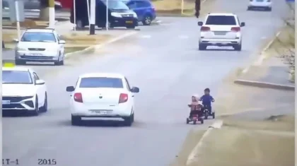 Два малыша катались на дороге и едва не попали под машины в Атырауской области (ВИДЕО)