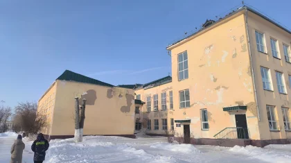 «Выбегали в панике»: в селе близ Астаны дети учатся в школе с трещинами, аварийной проводкой и туалетами без дверей
