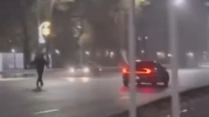 Выбежал из движущегося авто: в Алматы мужчина снимал опасное видео на дороге