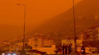 Небо над Антальей внезапно стало оранжевым (ВИДЕО)