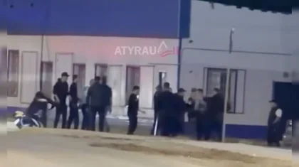 Группа молодых людей избила полицейских в Атырауской области (ВИДЕО)