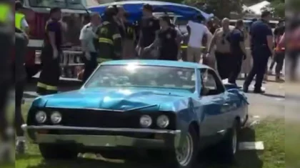 Автомобиль врезался в толпу на параде в США (ВИДЕО)