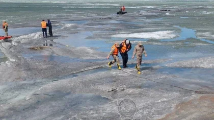 Рыбаков в лодке зажало льдинами на озере в Павлодарской области