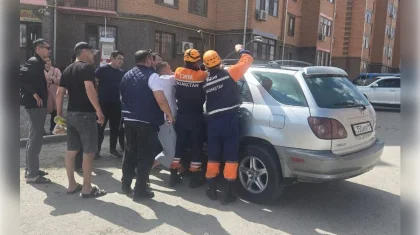 Спасатели вызволили малыша из запертой машины в Кызылорде