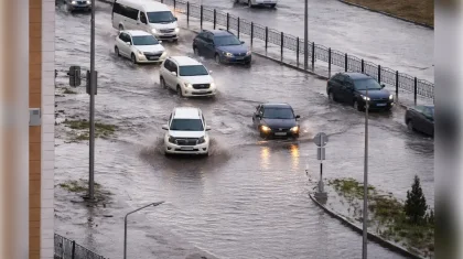 Автомобили «плыли» по дорогам: ливень затопил улицы Актау