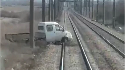 На участке Караганда – Астана поезд едва не сбил «Газель» на рельсах