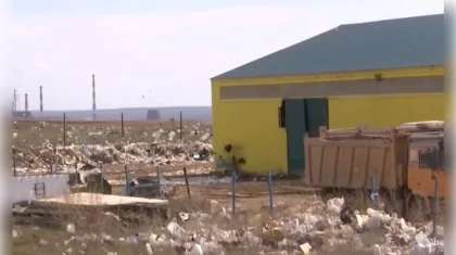 Свалка в Актобе разносит мусор по городу