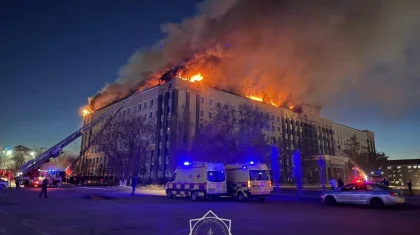 Здание облакимата горит в Актобе: пожарные продолжают тушение (ВИДЕО)