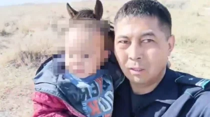 «Айналайын, кела ғой…»: полицейский на лошади нашел трехлетнего малыша в степи в области Абай (ВИДЕО)