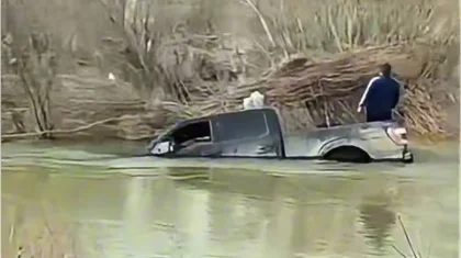 Автомобиль с водителем унесло течение реки Ишим в Акмолинской области (ВИДЕО)