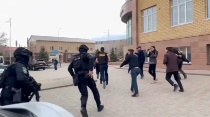 Как задерживали «помогаек» в ЦОНе Актобе – появилось видео