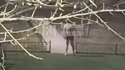Голый мужчина с ножом напугал детей в Астане (ВИДЕО)
