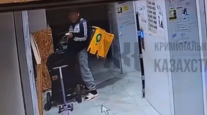 Курьер справил нужду в детскую коляску в Алматы (ВИДЕО)