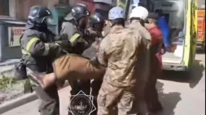 Задохнувшегося в дыму 90-летнего пенсионера спасли пожарные в Усть-Каменогорске