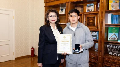 Футболисту «Кайрата» Дастану Сатпаеву вручили молодежную госпремию «Дарын»