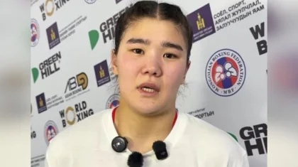 Казахстанская боксерша растрогала Казнет после финала ЧА (ВИДЕО)