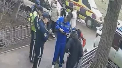 Сидела на краю крыши девятиэтажки: подростка спасли полицейские в Караганде