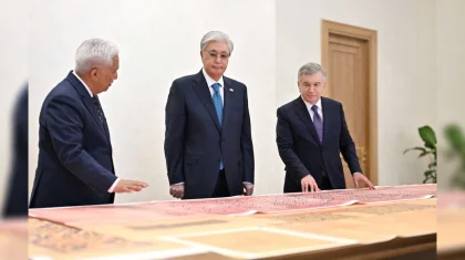 Мирзиёев передал Токаеву редкие архивные документы