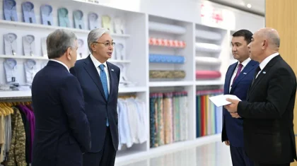 С работой текстильного кластера ознакомились Токаев и Мирзиёев