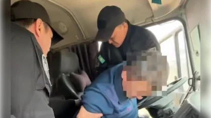 Сотрудники СОБР спасли потерявшего сознание иностранца за рулем на трассе в Атырау