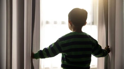 Ребенок с родителями приехал в гости и выпал из окна многоэтажки в Караганде