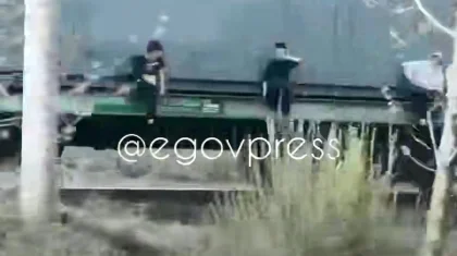 Смертельная игра: дети катались на поезде в Алматы, зацепившись за него (ВИДЕО)