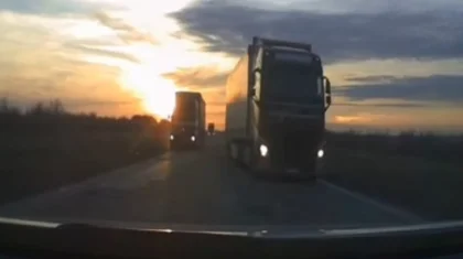 Чудом избежал смерти: водитель из Актюбинской области проскочил между фурами (ВИДЕО)
