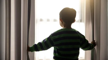 Пятилетний мальчик не выжил после падения из окна шестого этажа в Степногорске