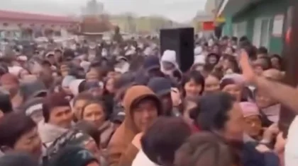 Давка из-за бесплатной еды: организатора акции арестовали в Усть-Каменогорске